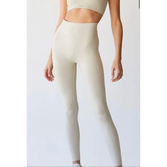 SET Active Sculptflex Leggings in Oatmilk Size Medium - Picture 8 of 8
